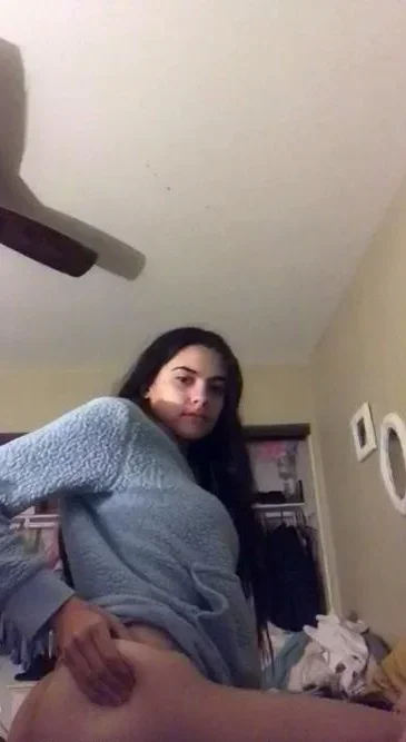 Masturbating solo babe loves her toys