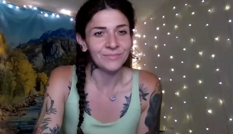 Hot amateur webcam teen masturbates for their fans
