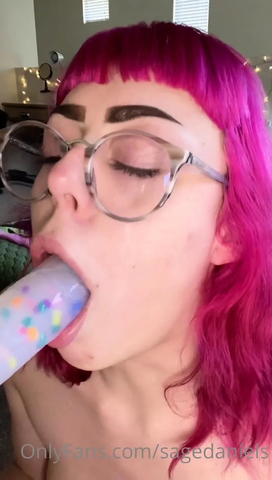 Amateur brunette ariana marie solo toying