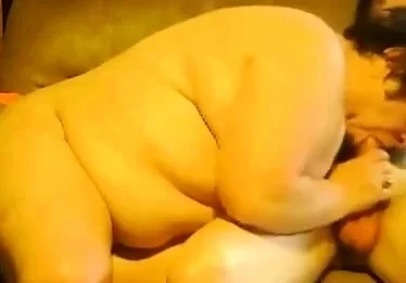 sa grosse lui taille une pipe