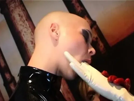 Kinky lesbians in latex outfits Andrea and Alicja please each other