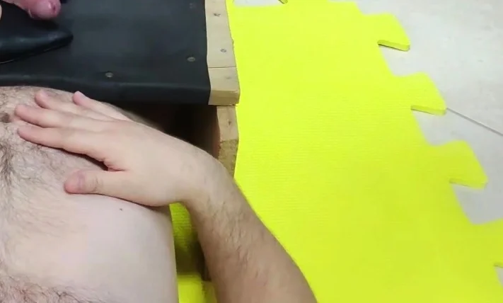 Amateur Foot Fetish Girlfriend Sucks and gives a Footjob