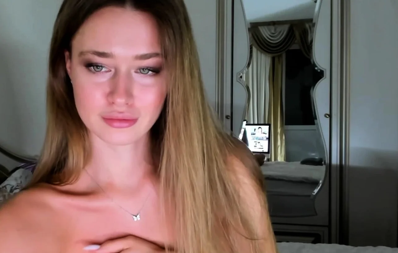 Hot amateur webcam teen masturbates for their fans