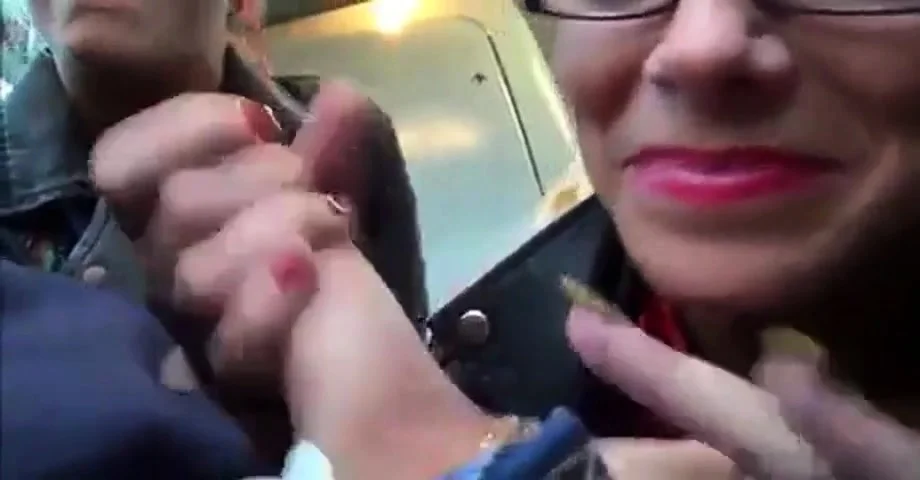 Zwei Schlampen geben Gruppe blasen mich in Buss