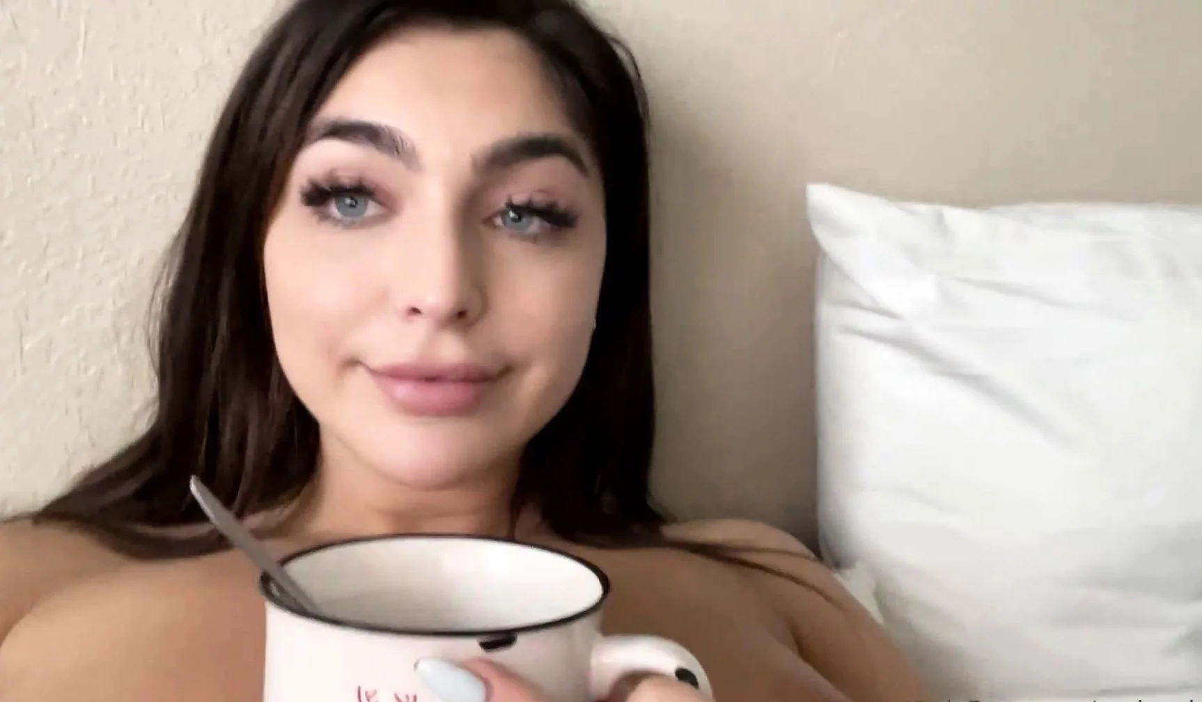 Brunette Solo Webcam Masturbation