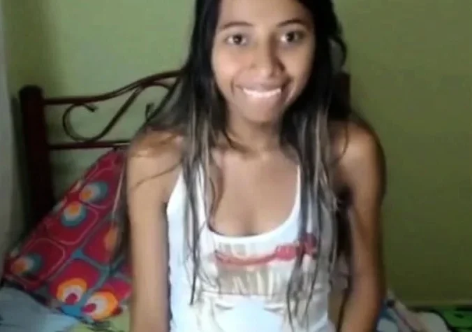 Novinha na webcam peitos xota e cu