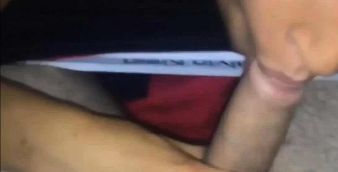 Elle suce son copain et sa copine conduit