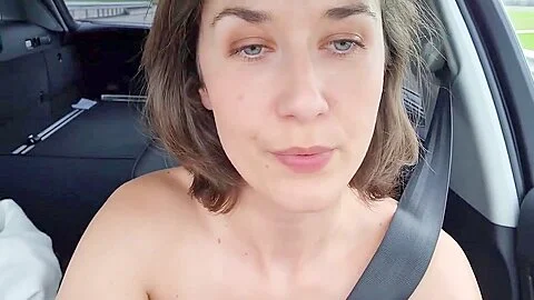 la belle se touche nue sous sa jupe dans la voiture
