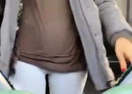 Menina mostrando os peitos e a xota no onibus
