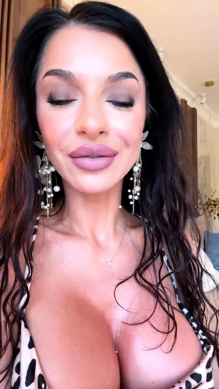 Leann amateur beautiful brunette with big boobs