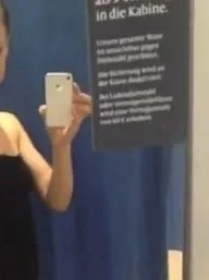 Geile Sau befummelt sich in der Umkleidekabine!
