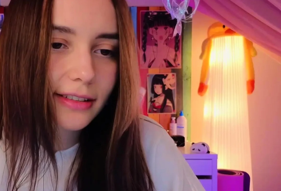 Brunette Solo Webcam Masturbation