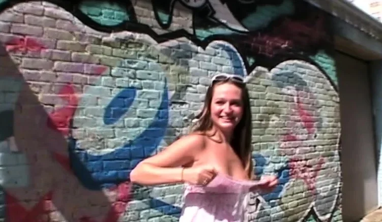 Real amateur babe outdoors getting hot outdoors in hd