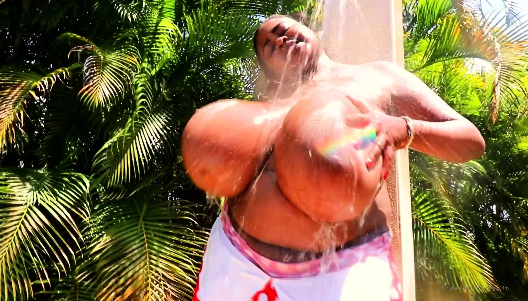Australian BBW with big boobs gives blowjob