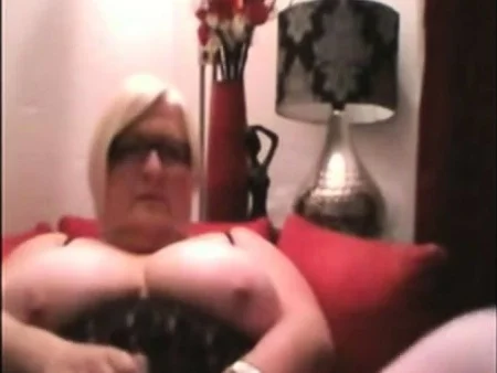 Mature BBW dildoes on camera