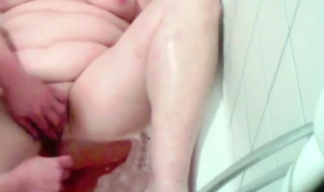 spying on how my BBW mom gets her pussy shaved