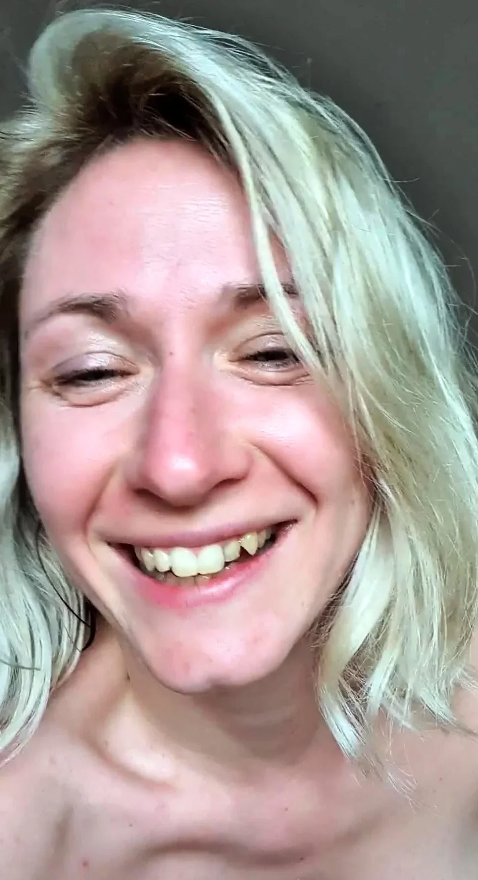 Amateur blonde teen solo dildo