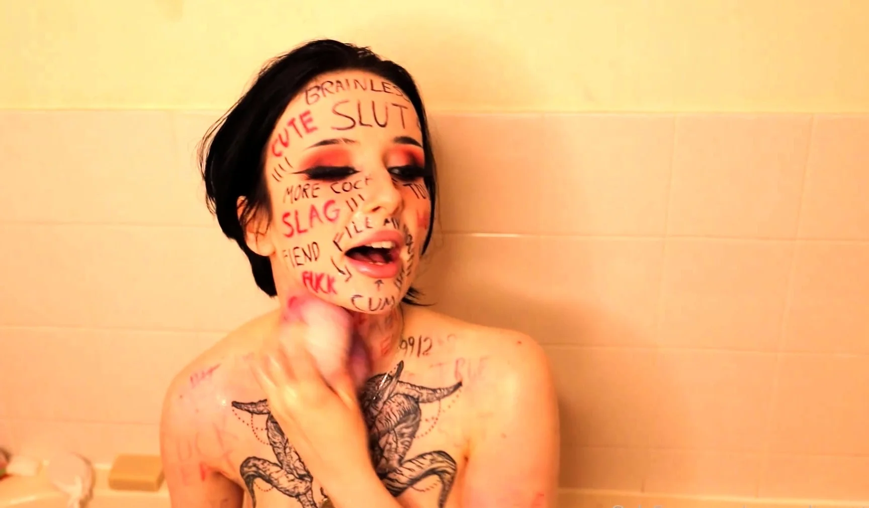 Tattoed Amateur Webcam Girl Hot Dildo Action Masturbation