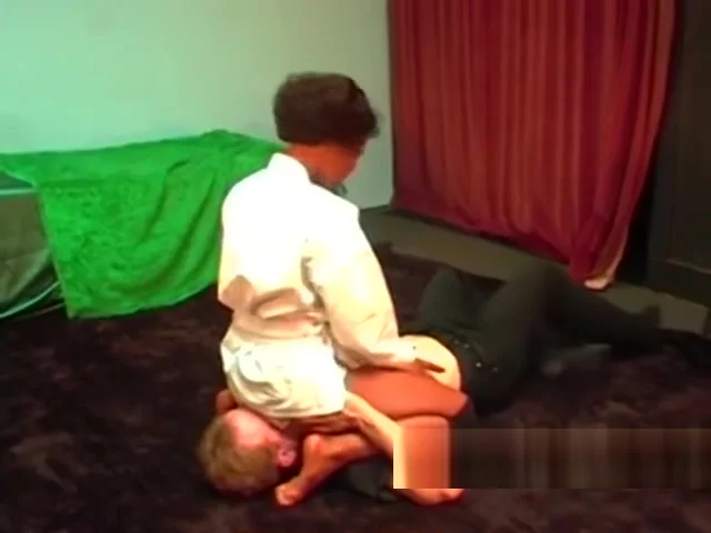 Toples black wrester destroys male opponent