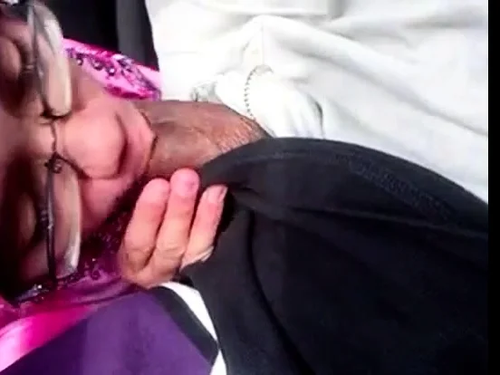 Hijabi Malay girl n lover in car sucking n fingering