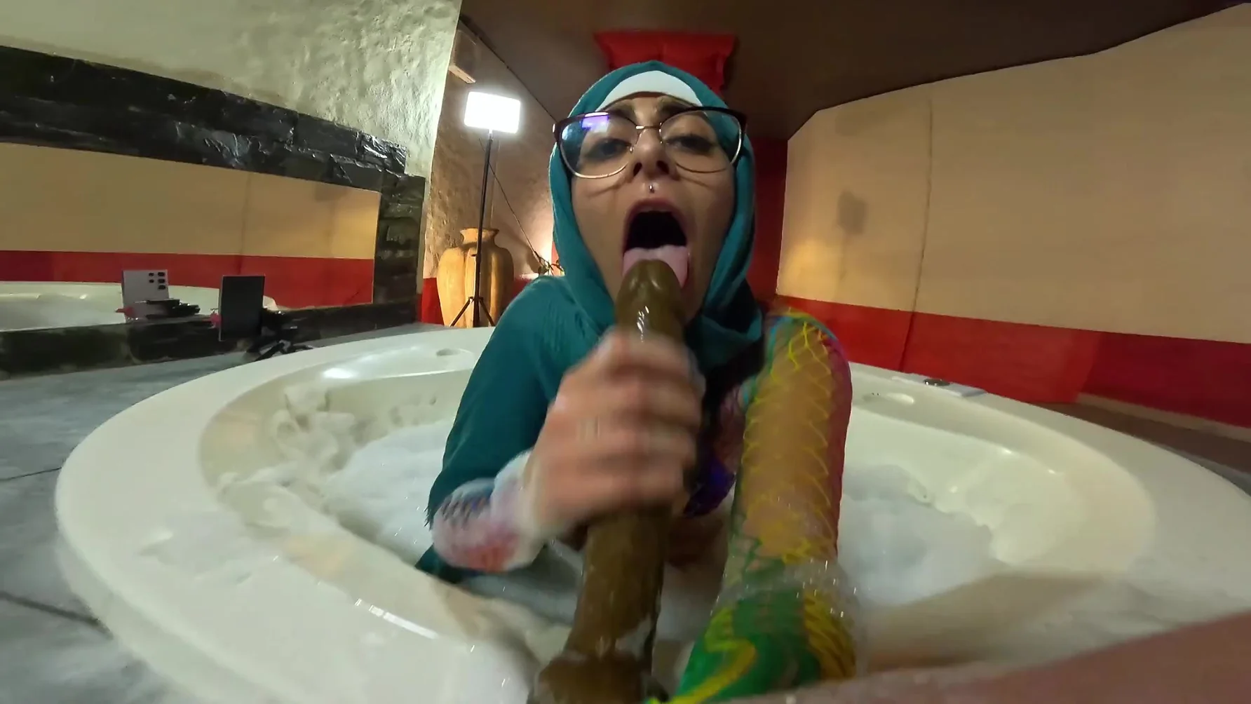 Pussy To Mouth In The Jacuzzi With Mia Niqab