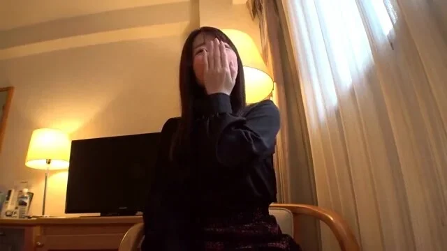 お色気美女がセクシーランジェリー姿で男の乳首舐めやフェラも積極的な痴女責め