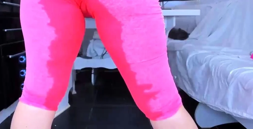 Bubble Butt PAWG Soccer Mom Soaks Yoga Pants In Squirt