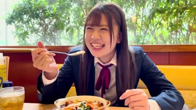 キュートな制服美女が先生と密会ラブラブデート、ラブホでイチャイチャキス