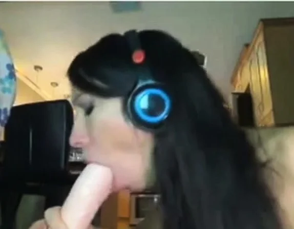 Hot wecam girl Fucks a huge Cumming Dildo