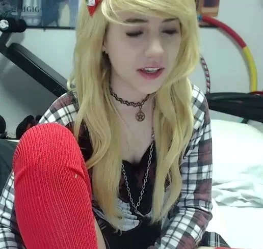 Amateur Webcam Cute Teen Plays Solo with Big Dildo