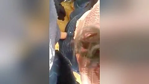 Apoyada a la de jeans.