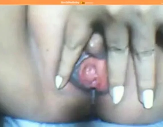 Mature Filipino manipulates pussy