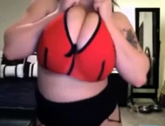 Leanne Crow Shows Her Gorgeous Body On Webcam