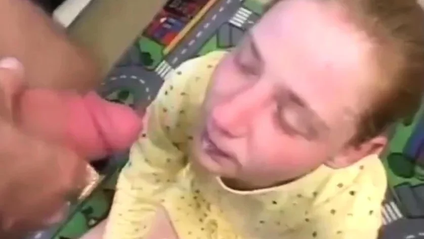 Maedel wird in den Arsch gefickt