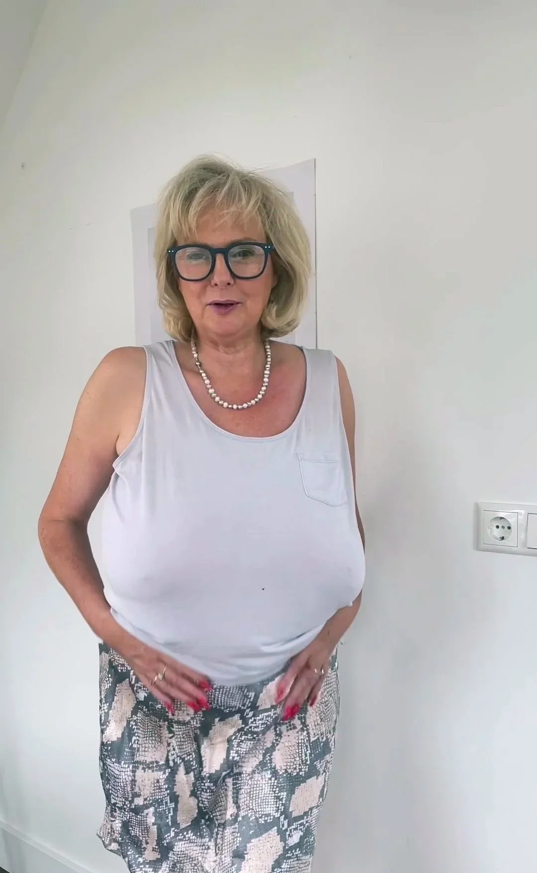 Big boobs milf masturbates with her dildo
