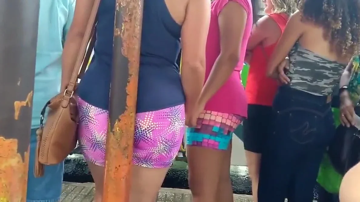Novinha magrinha gostosa no ponto de onibus