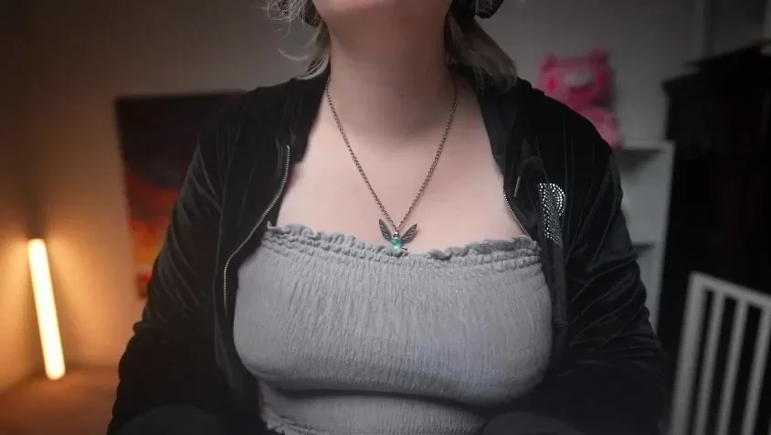 Blonde solo jerking off