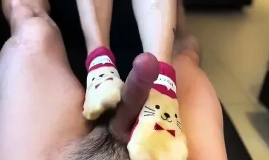 Perverse Freundin macht Footjob und peitscht Schwanz