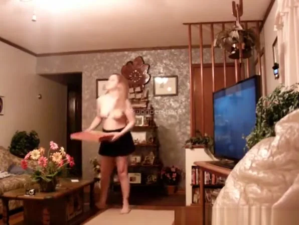 Woman flashes pizza delivery guy