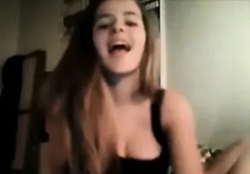 esta joven se calienta y se masturba por webcam