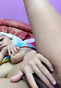 Dewi Jilbab Sange Masturbasi di Kamar