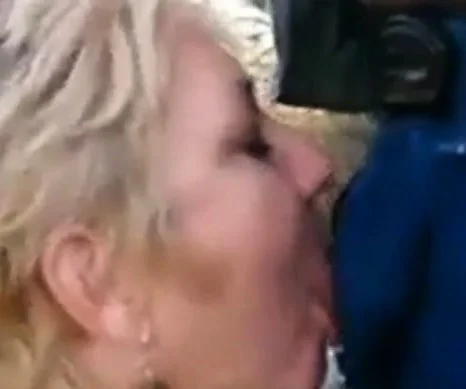 Pompino di una badante rumena di 51 anni a Milano