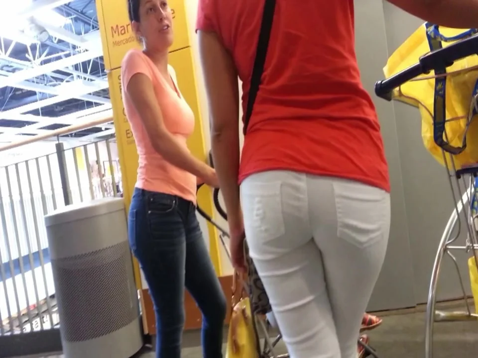 Dos Latinas Bootys - Candid