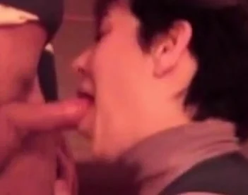 Moglie Italiana Capelli Corti Fa Un Bocchino E Ingoia