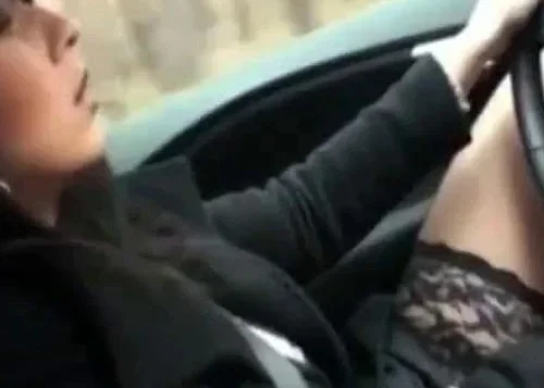 Elle se fait jouir en conduisant