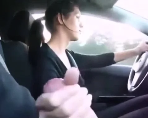 Female Uber Driver Gives Her Passenger A Handjob