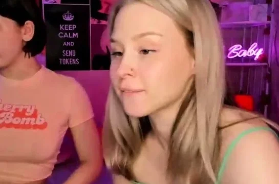 Amateur Webcam Cute Teen Plays Solo