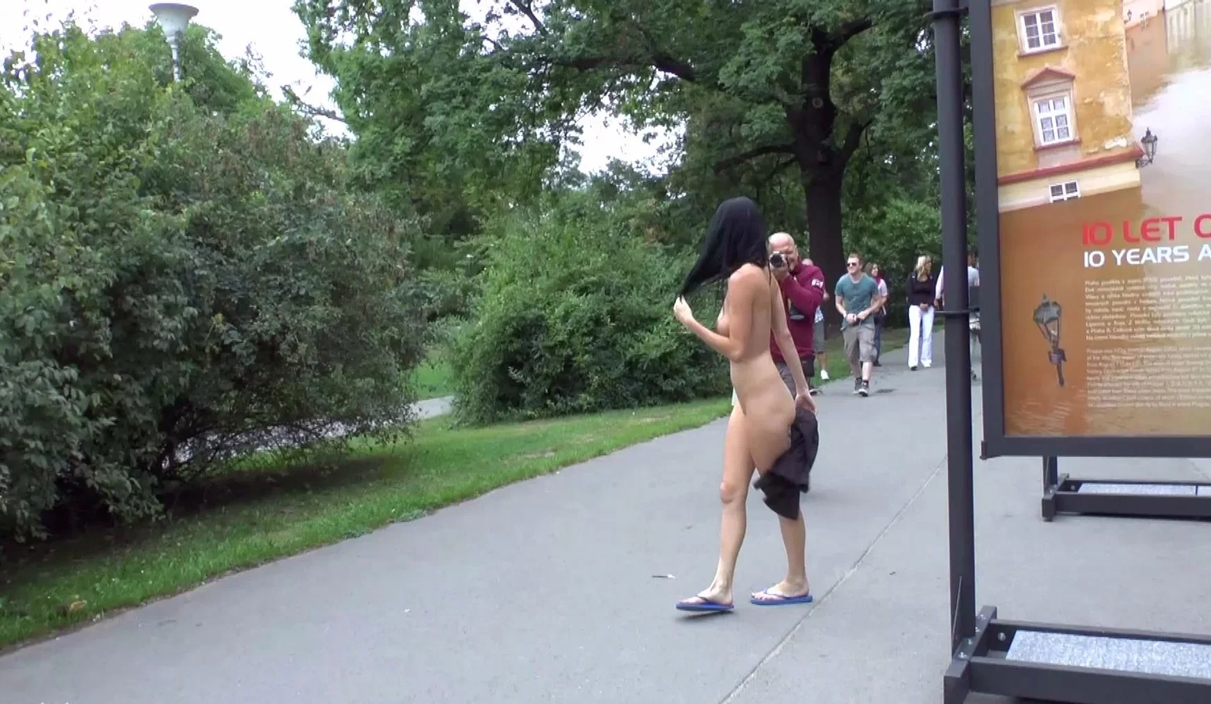 Amateur hottie fucked outdoor in public