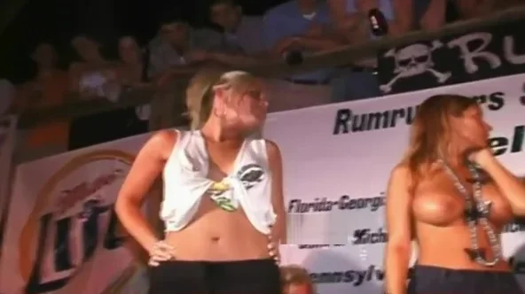 [HD] Two women at Spring Break