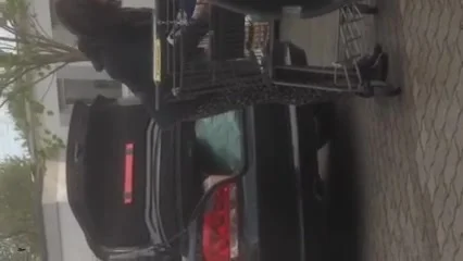 Geile Bitch auf dem Parkplatz gefilmt